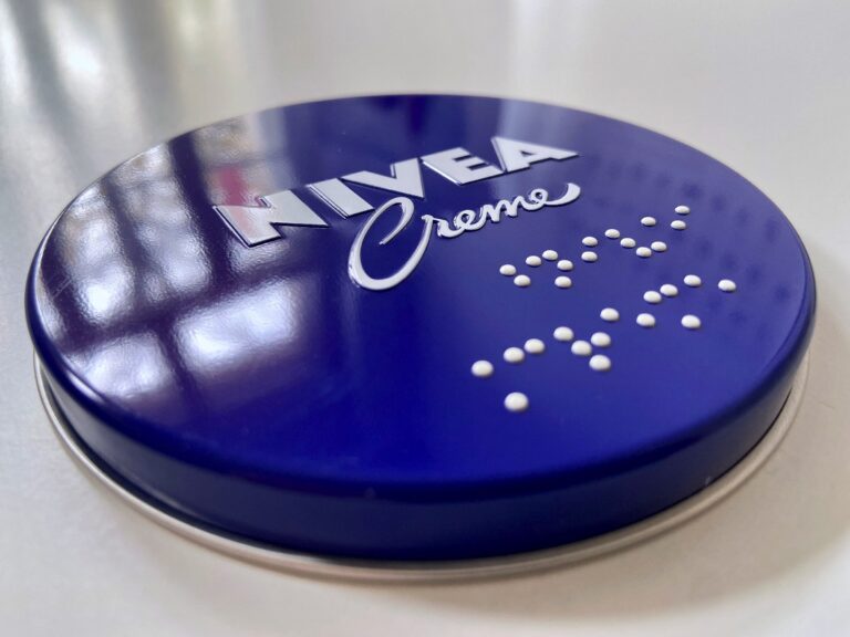 Nivea-Logo aus Braillepunkten